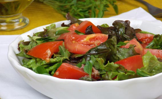 foto da receita Salada de folhas com tomate,  manjericão e anchovas