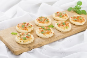 foto da receita Mini pizza de mussarela com massa de arroz