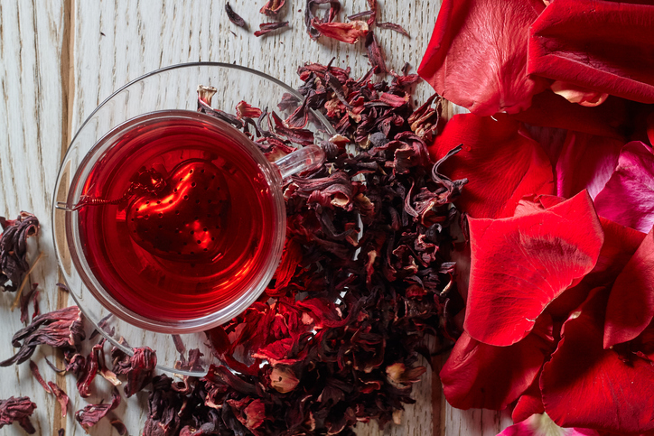 foto da receita Chá de hibiscos com morango