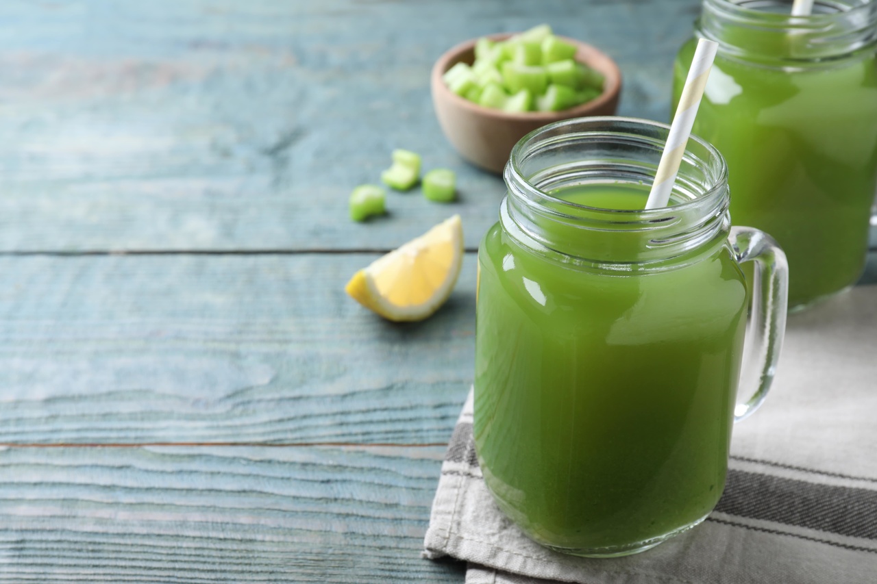 foto da receita Suco detox com couve,  limão e pepino 