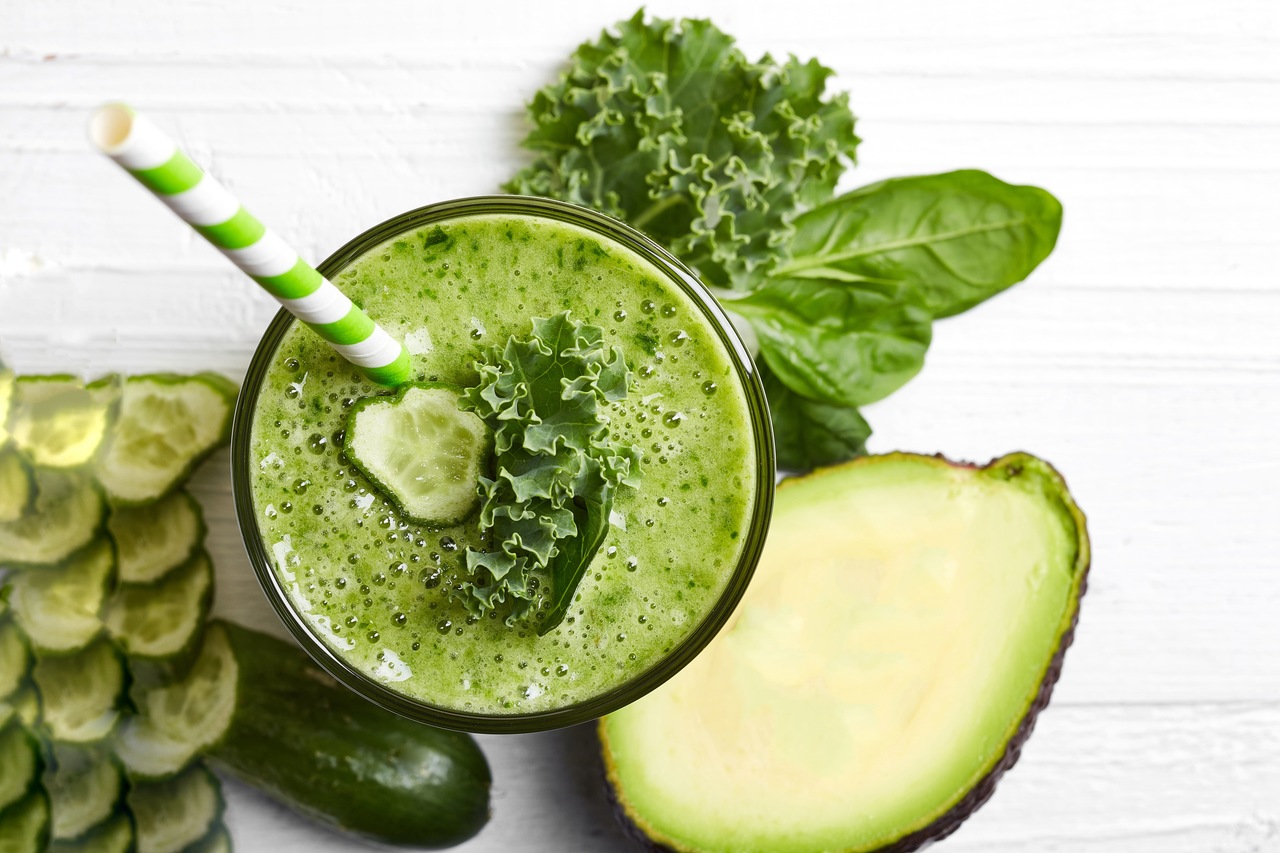 foto da receita Suco detox com couve,  gengibre,  hortelã,  pepino e cenoura 