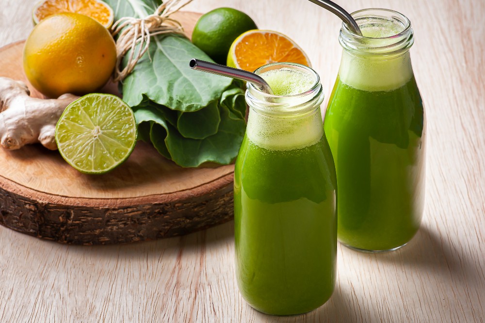 foto da receita Suco detox com couve,  gengibre,  limão e hortelã
