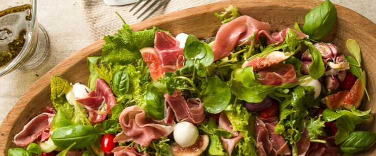 foto da receita Salada rúcula,  tomate cereja e presunto cru