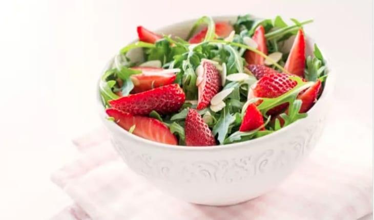 foto da receita Salada de alface,  agrião e morango